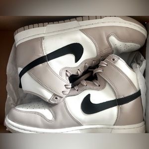 WMNS Nike Dunk High “Fossil”